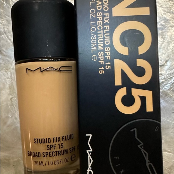 MAC Cosmetics Studio Fix Fluid SPF 15 Foundation NC25 - Picture 13 of 14
